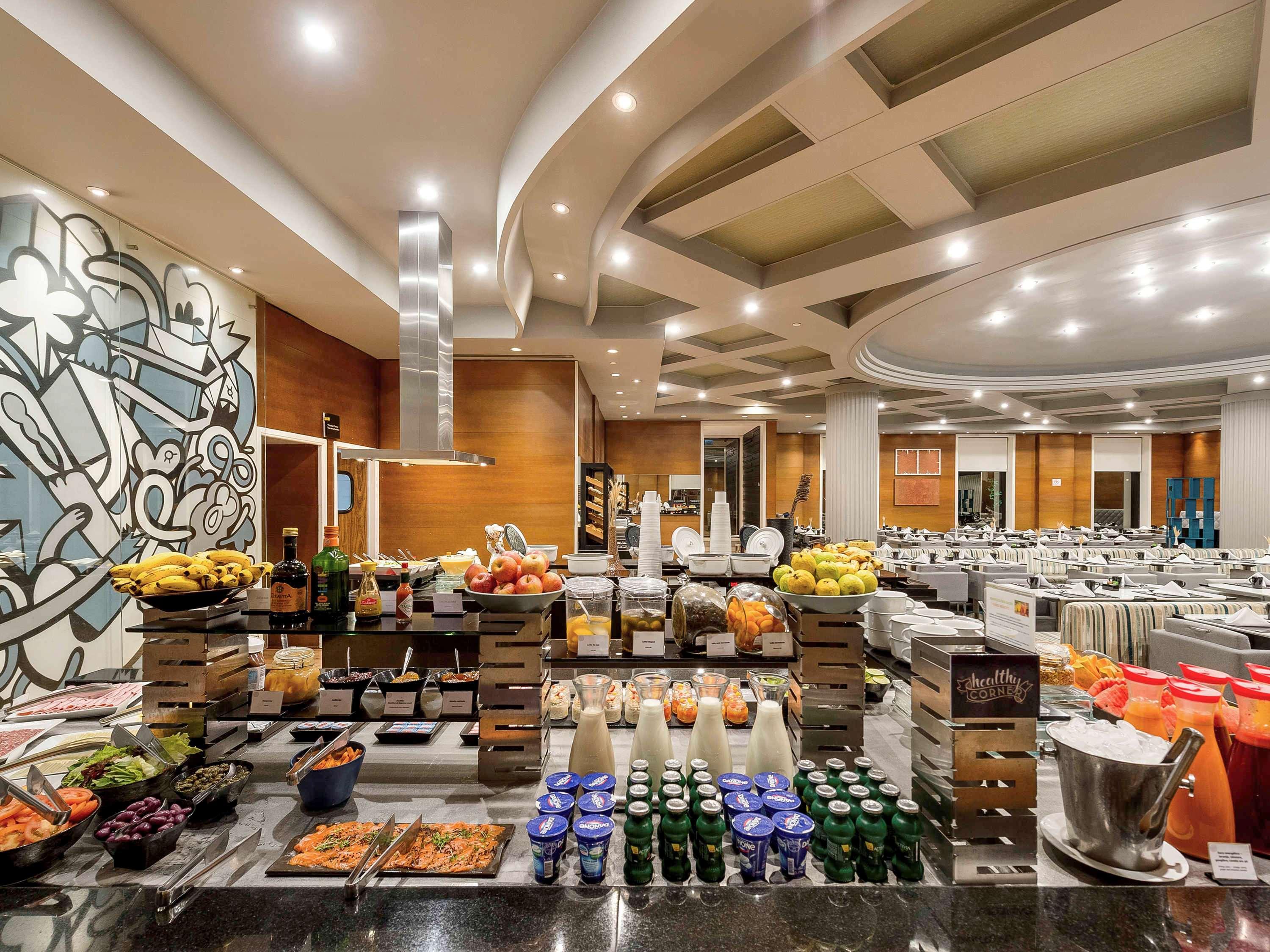 Pullman Sao Paulo Ibirapuera Hotel Exterior photo The buffet at the hotel