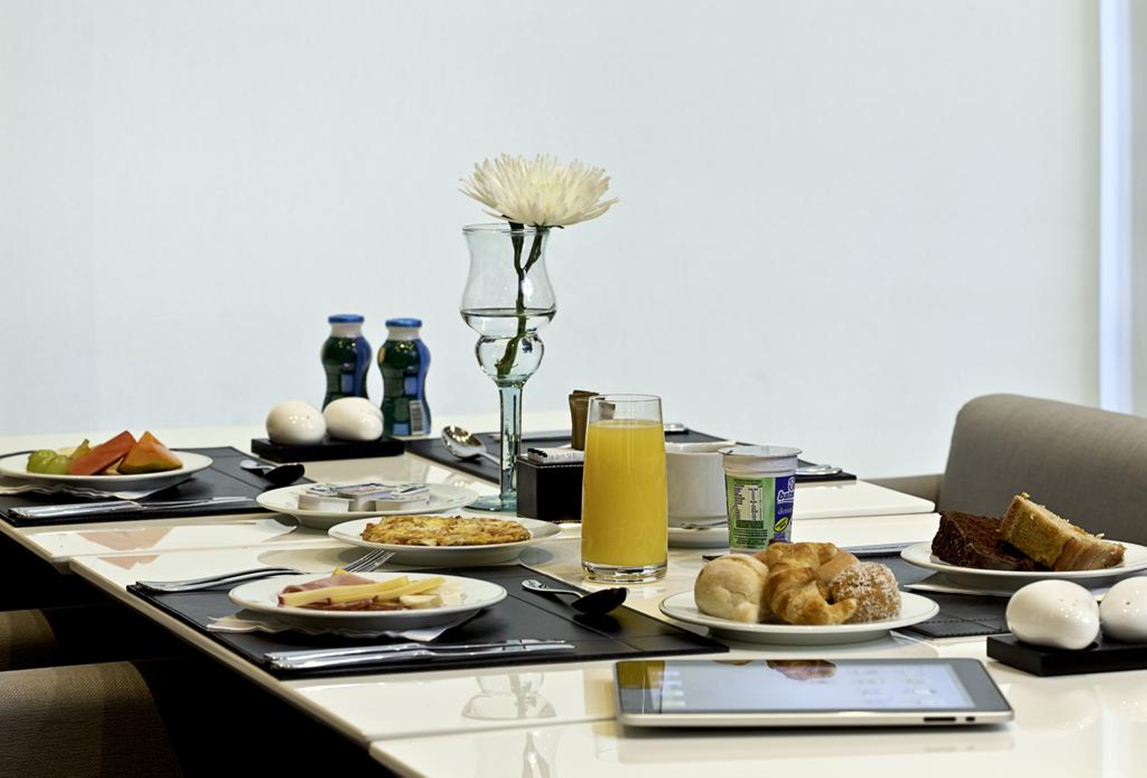 Pullman Sao Paulo Ibirapuera Hotel Exterior photo A typical breakfast