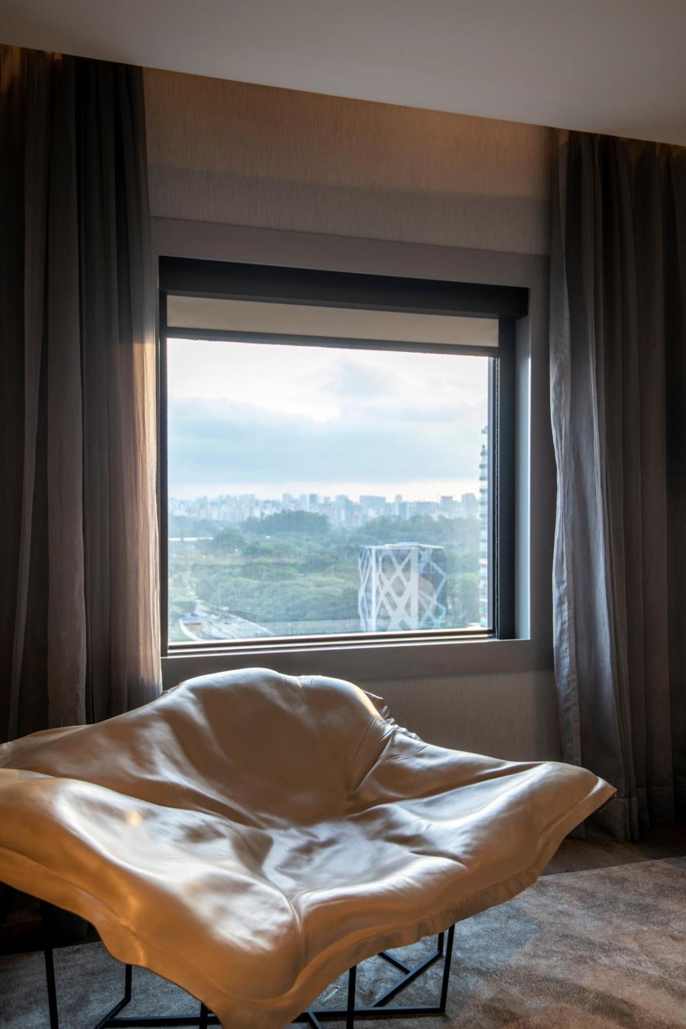 Pullman Sao Paulo Ibirapuera Hotel Exterior photo A window with a view of the city